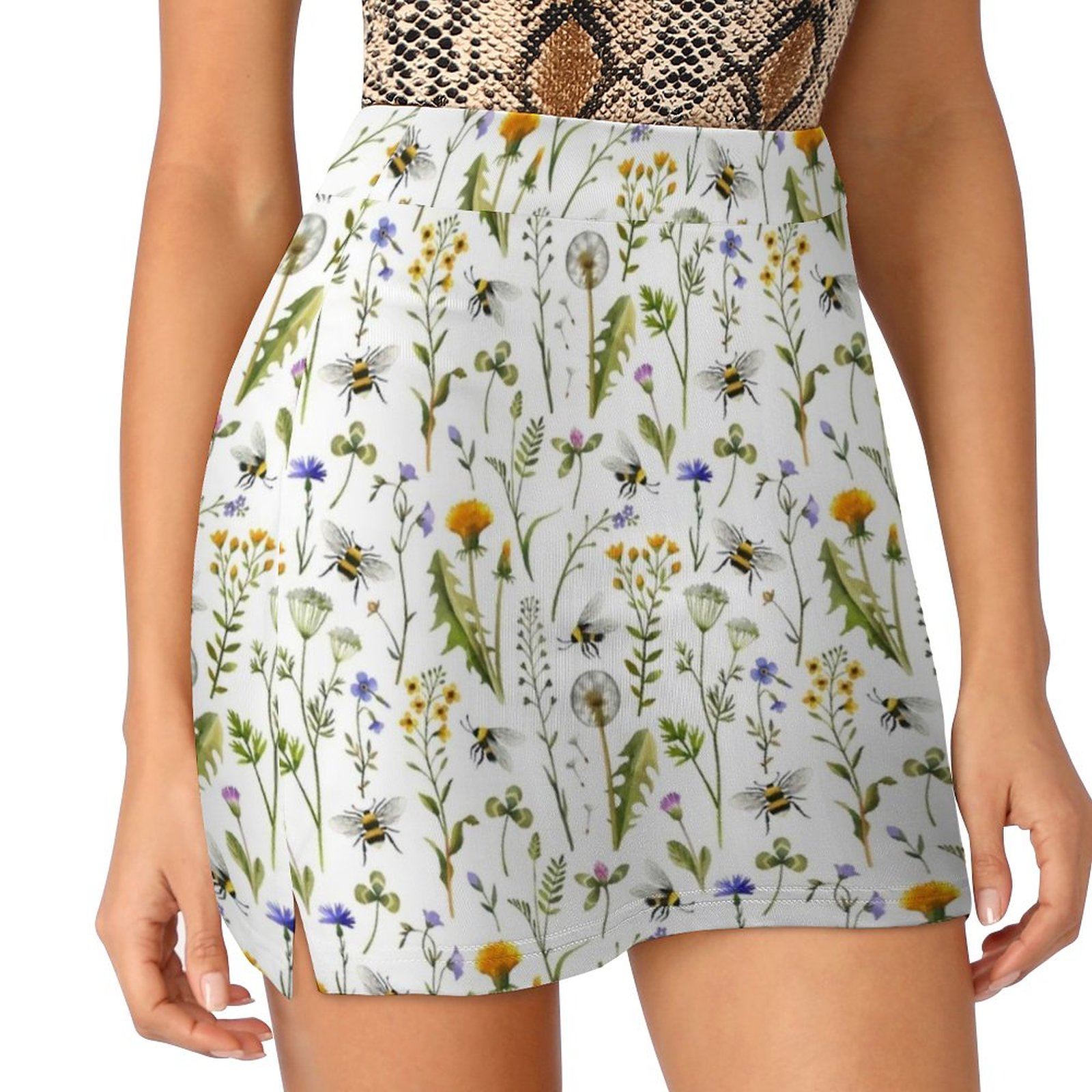 Bees And Wildflowers On White  - Badminton Minion recension och pris