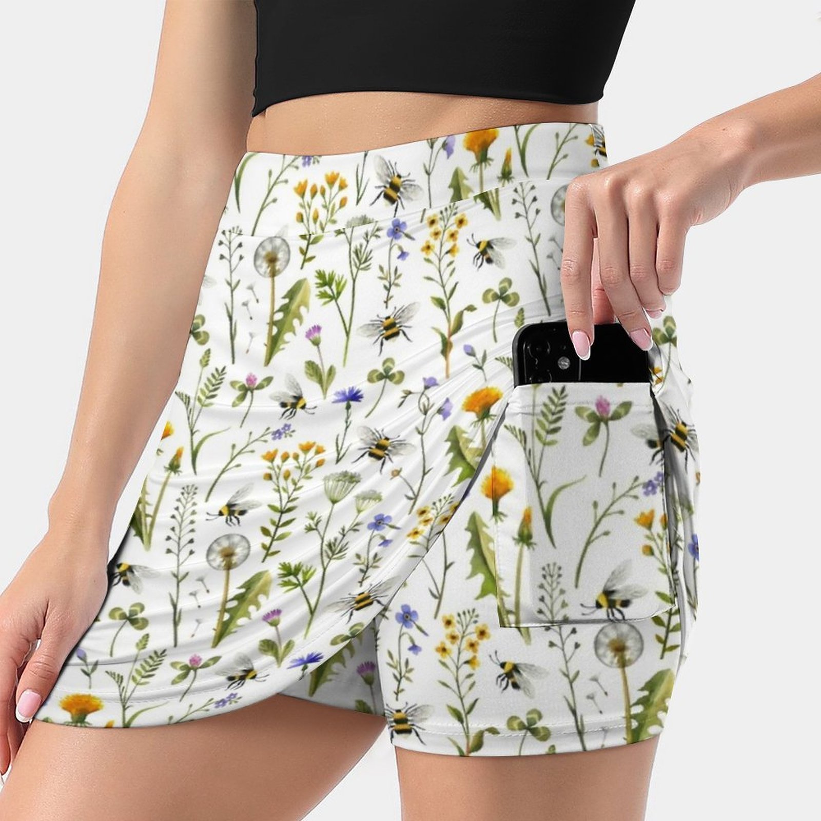 Bees And Wildflowers On White  - Badminton Minion recension och pris